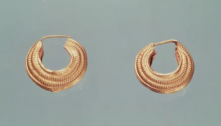 Ett par örhängen, från Saint-Jean-de-Tourbe, Tene I, c.475-0 f.Kr. (guld)